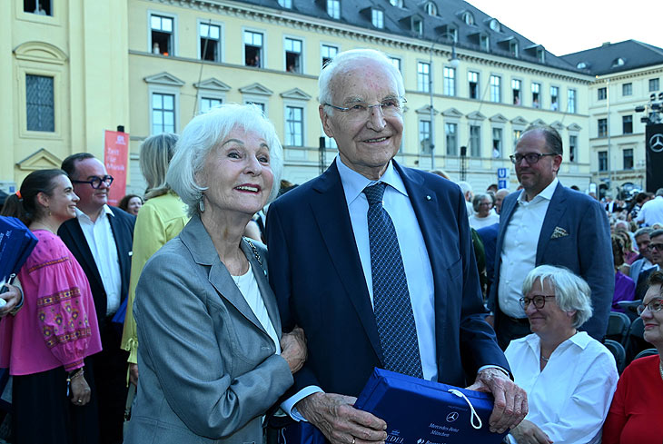 Ex-Ministerpräsident Edmund Stoiber mit Frau bei Klassik am Odeonsplatz am 13.07.2025 (Foto: Ingrid Grossmann)
